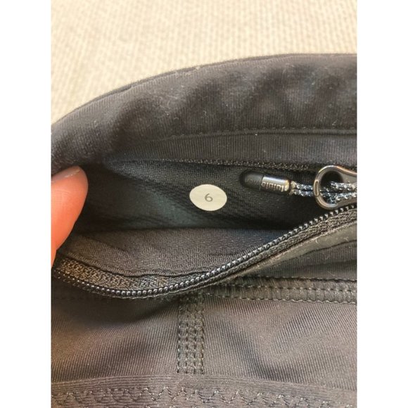 Lululemon Run: Pace Crop-Black. Size 6 - Picture 8 of 8